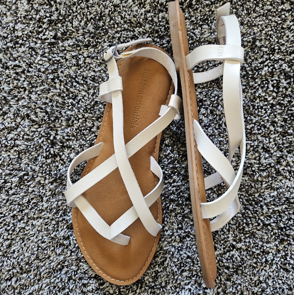 Amazon Essentials White Strappy Flat Sandals Women's 9 Wide